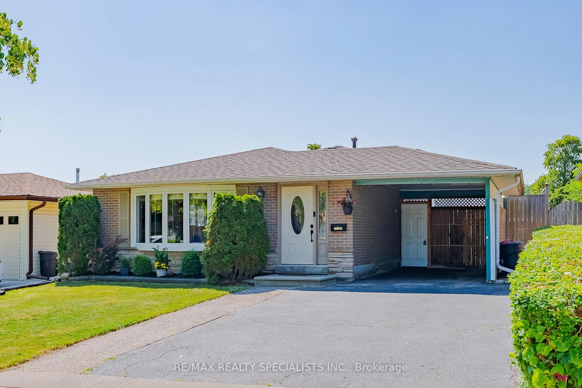 Photo 2 of 211 Hazelglen Drive, Kitchener, Victoria Hills — HOMEH