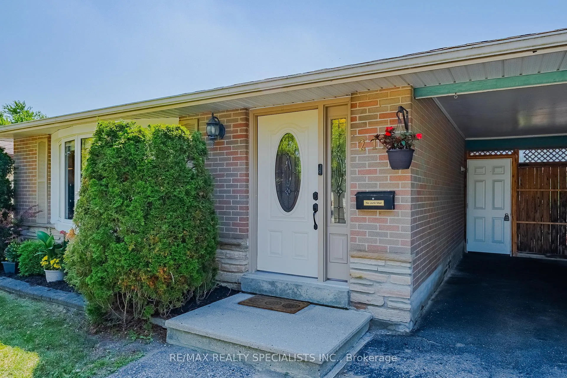 Photo 3 of 211 Hazelglen Drive, Kitchener, Victoria Hills — HOMEH