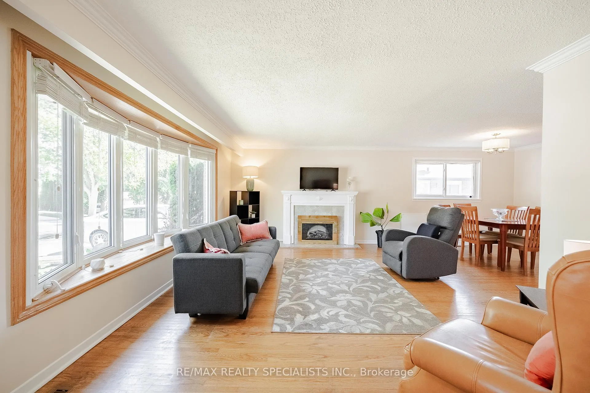 Photo 5 of 211 Hazelglen Drive, Kitchener, Victoria Hills — HOMEH