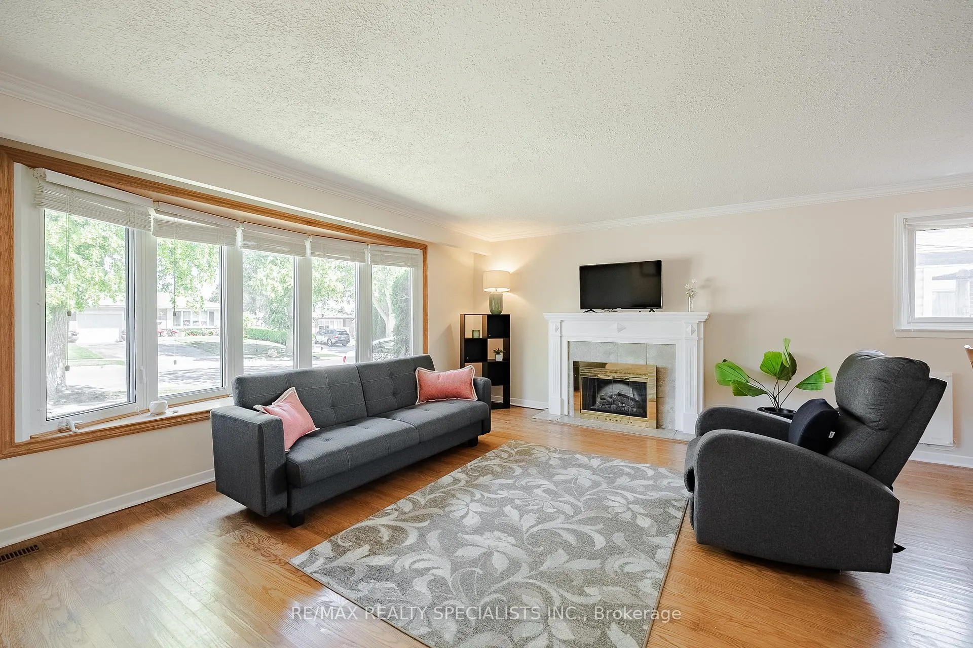 Photo 6 of 211 Hazelglen Drive, Kitchener, Victoria Hills — HOMEH