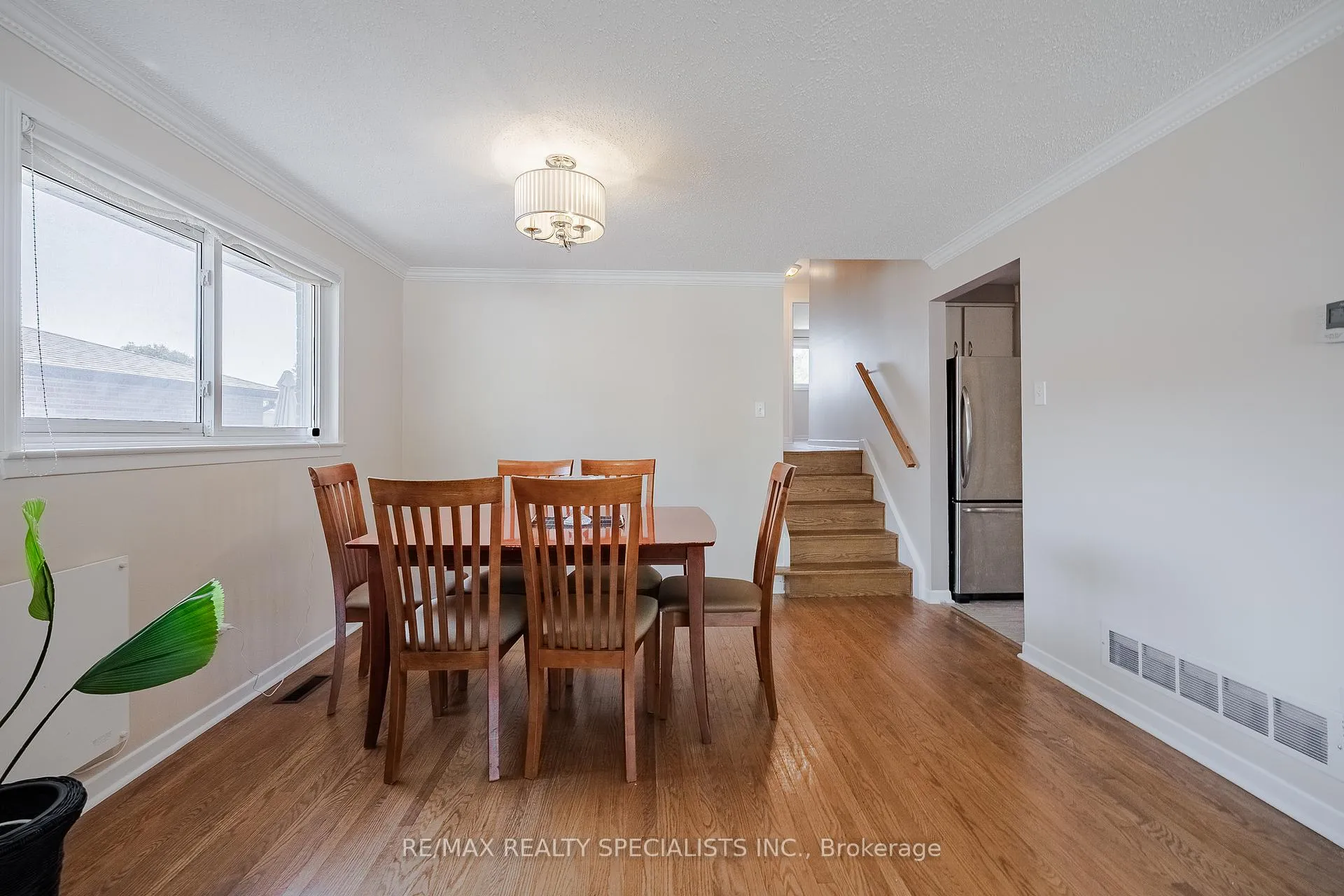 Photo 9 of 211 Hazelglen Drive, Kitchener, Victoria Hills — HOMEH
