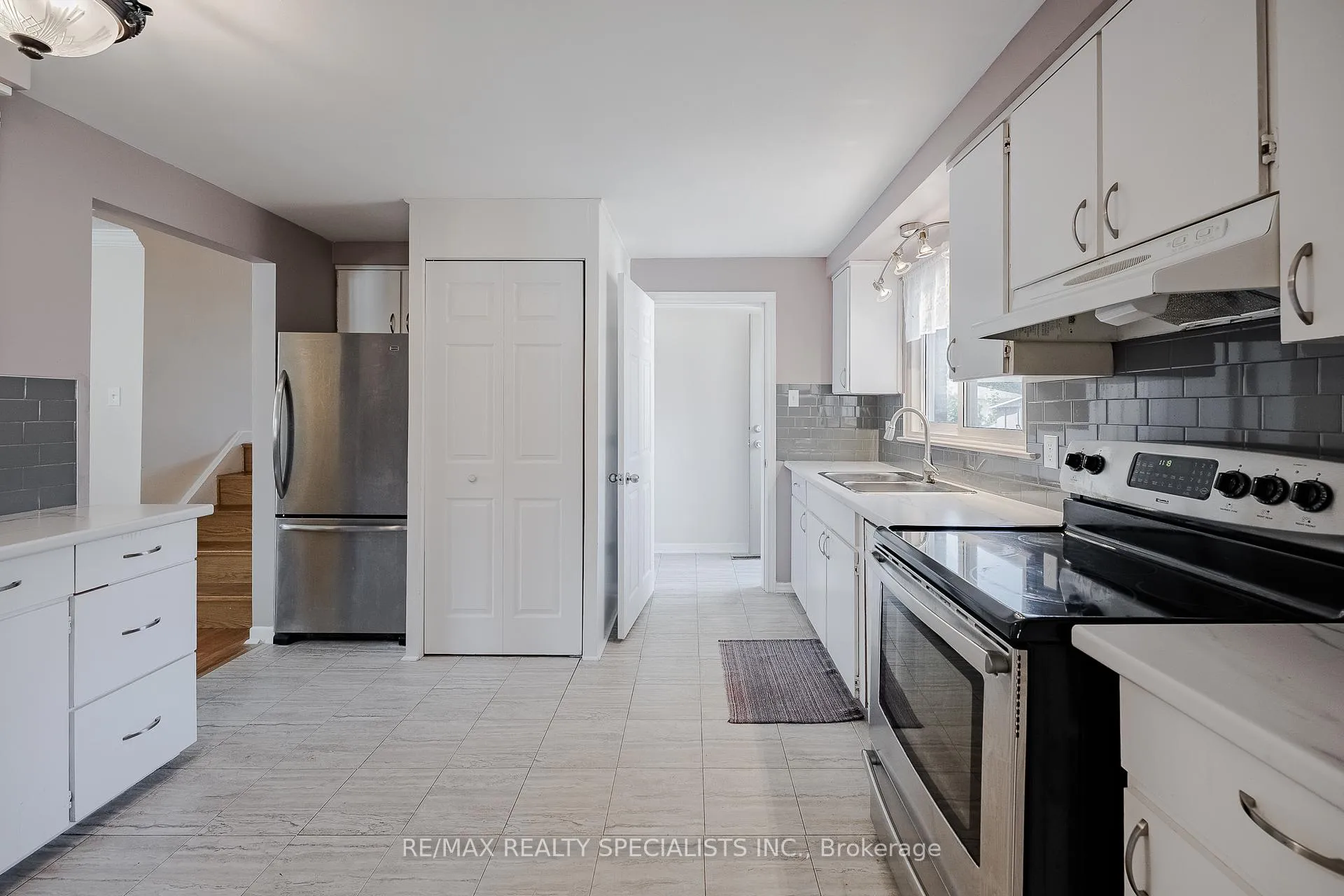 Photo 10 of 211 Hazelglen Drive, Kitchener, Victoria Hills — HOMEH