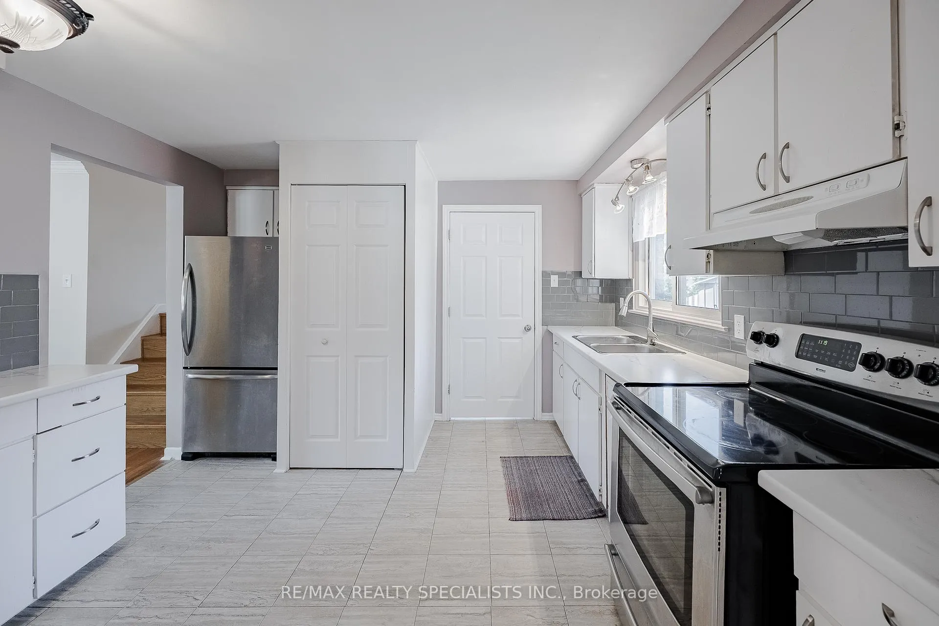 Photo 11 of 211 Hazelglen Drive, Kitchener, Victoria Hills — HOMEH