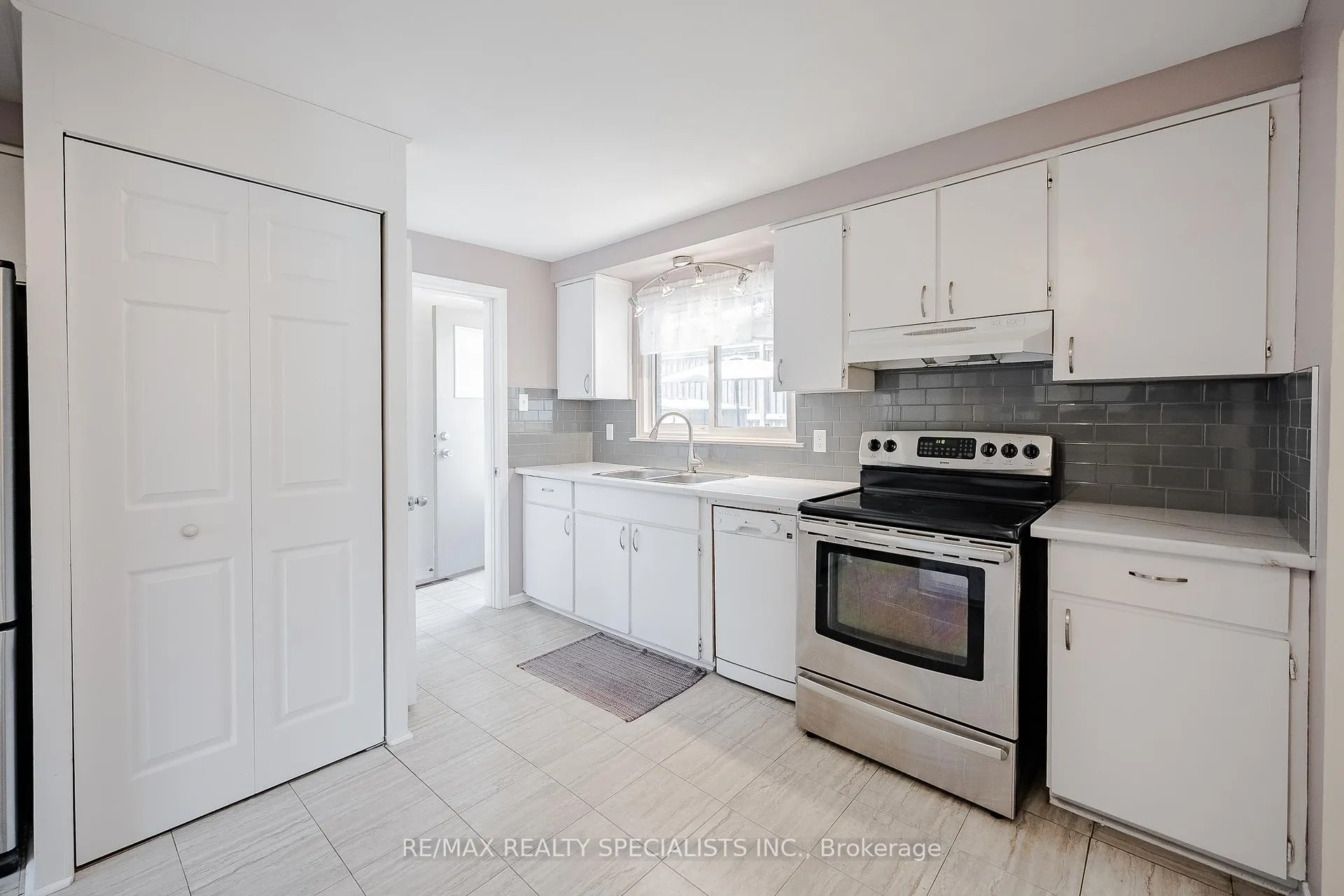 Photo 12 of 211 Hazelglen Drive, Kitchener, Victoria Hills — HOMEH