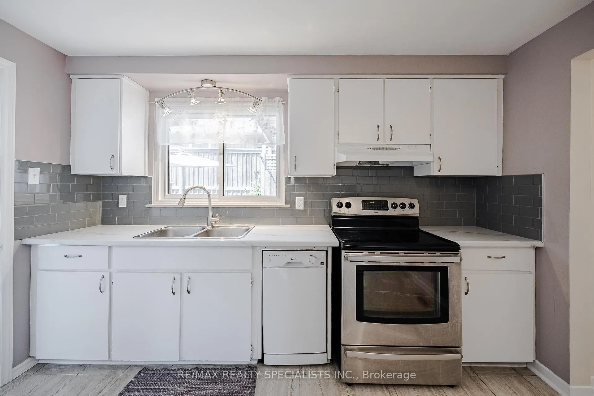 Photo 13 of 211 Hazelglen Drive, Kitchener, Victoria Hills — HOMEH