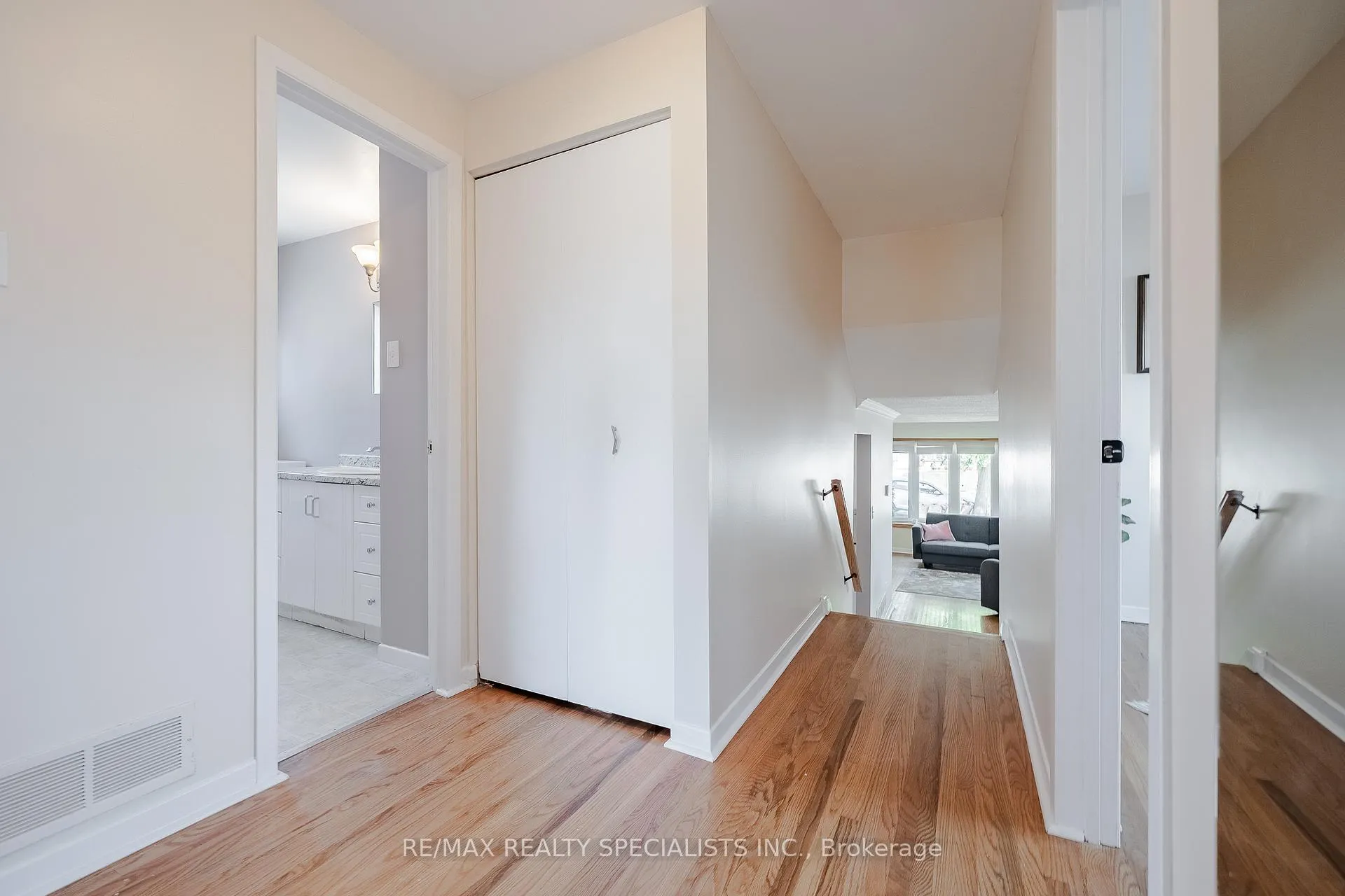 Photo 15 of 211 Hazelglen Drive, Kitchener, Victoria Hills — HOMEH
