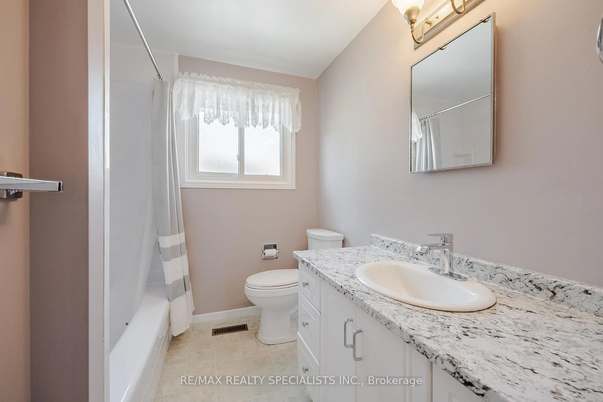 Photo 19 of 211 Hazelglen Drive, Kitchener, Victoria Hills — HOMEH