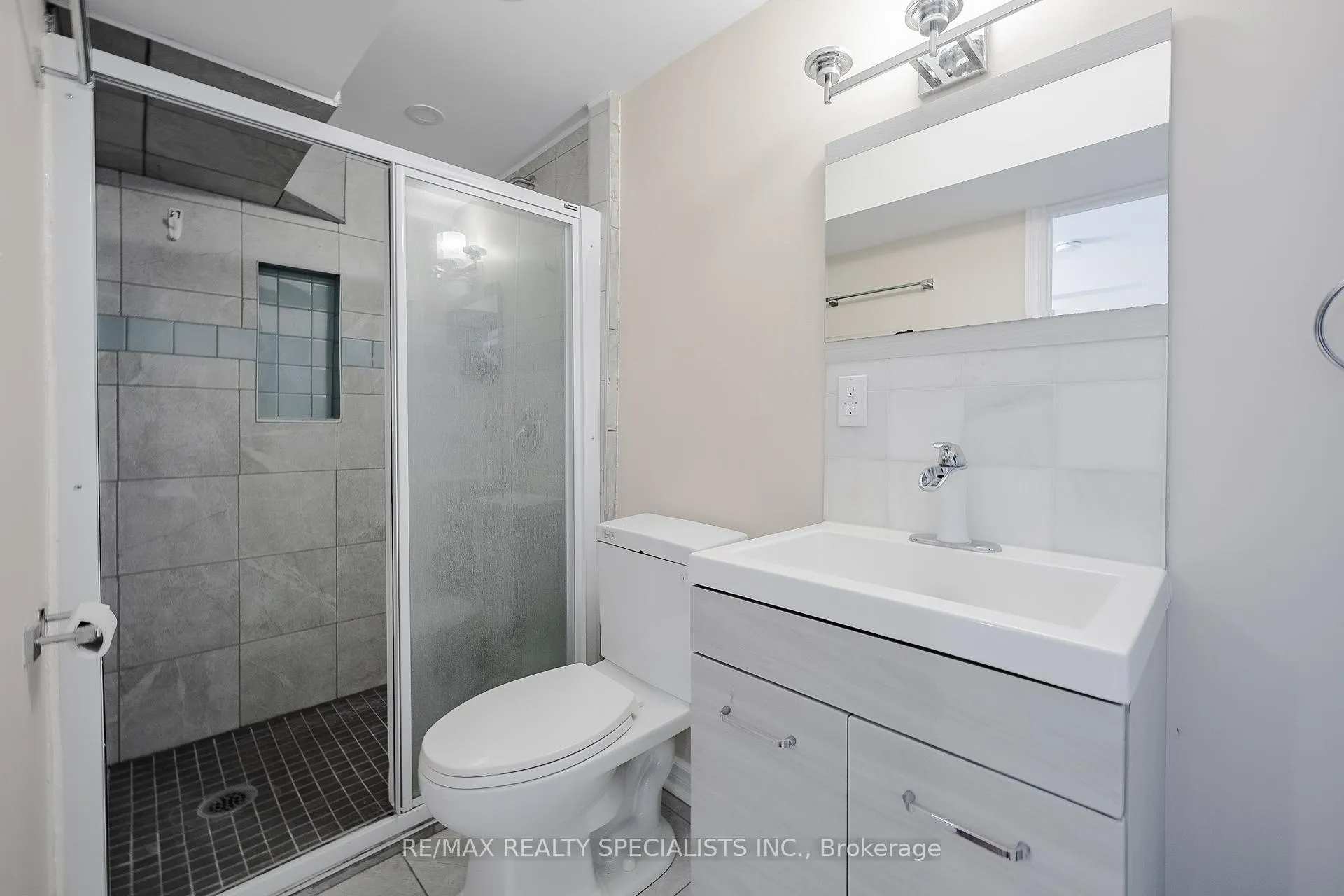 Photo 27 of 211 Hazelglen Drive, Kitchener, Victoria Hills — HOMEH