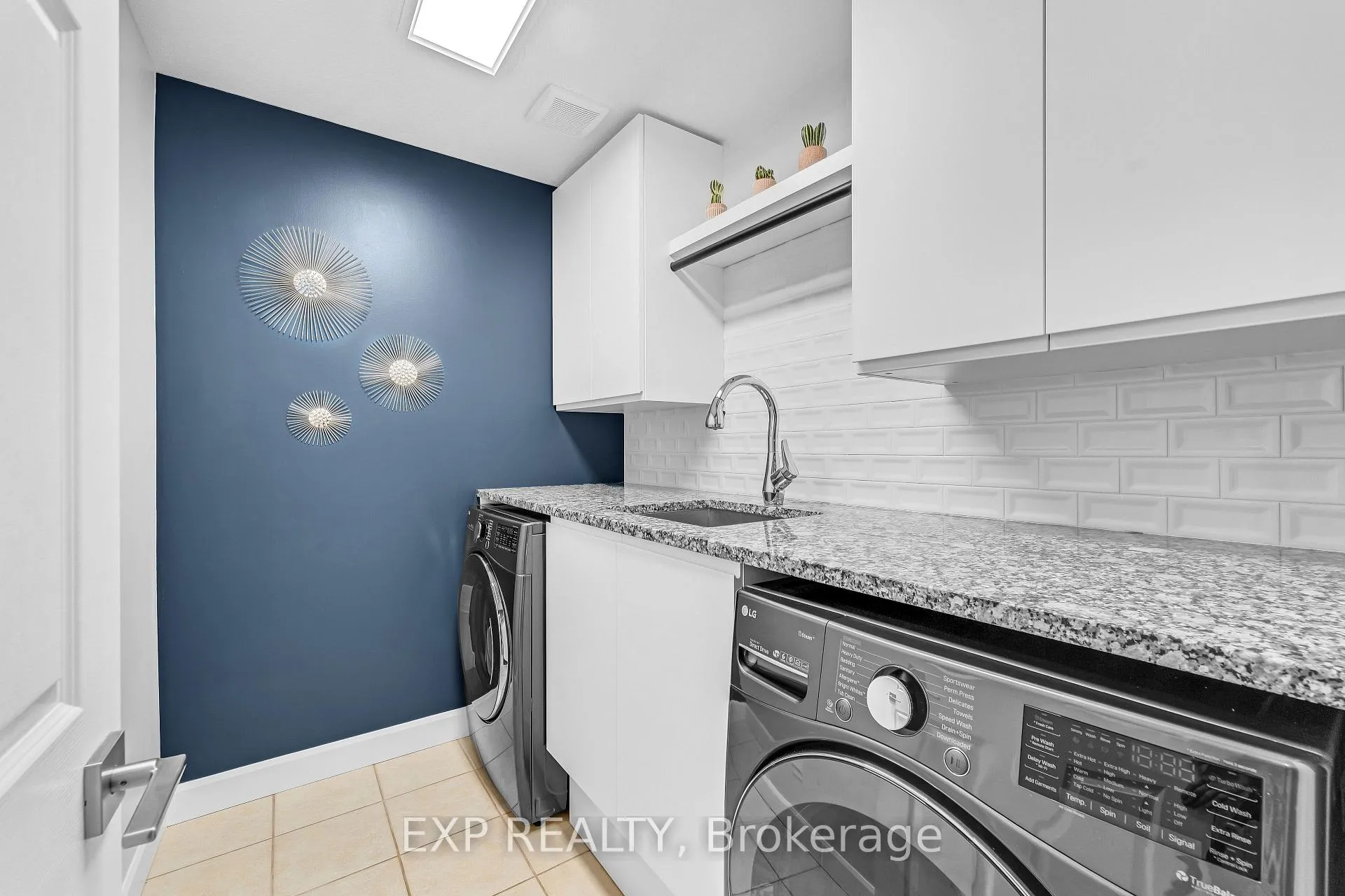 Photo 28 of 2 Colton Circle, Kitchener — HOMEH
