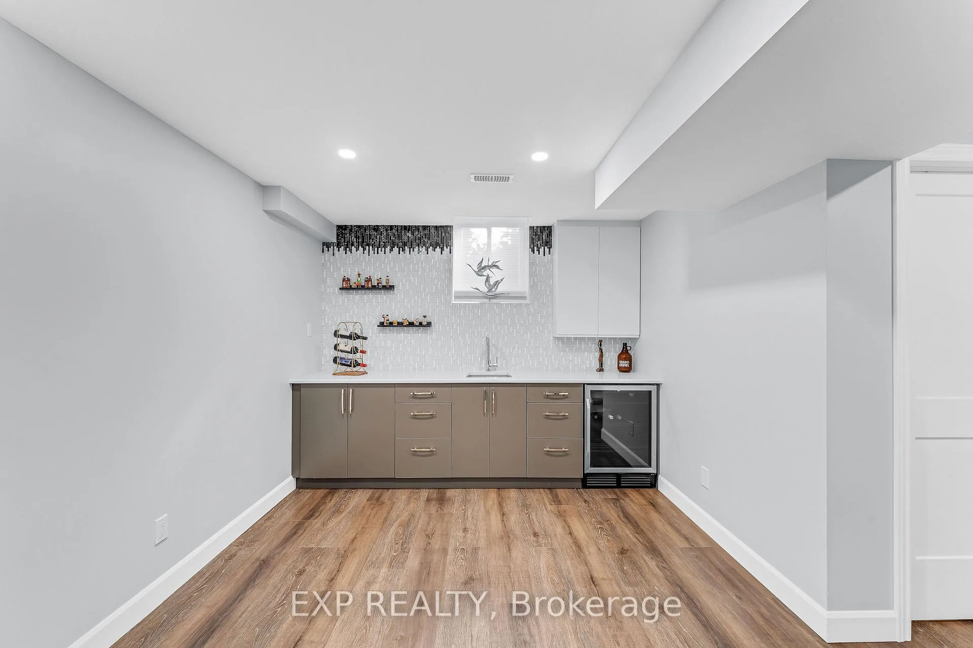 Photo 33 of 2 Colton Circle, Kitchener — HOMEH