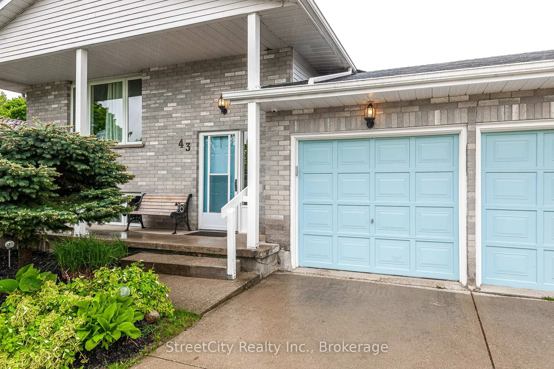 Photo 3 of 43 Freeland Drive, Stratford — HOMEH