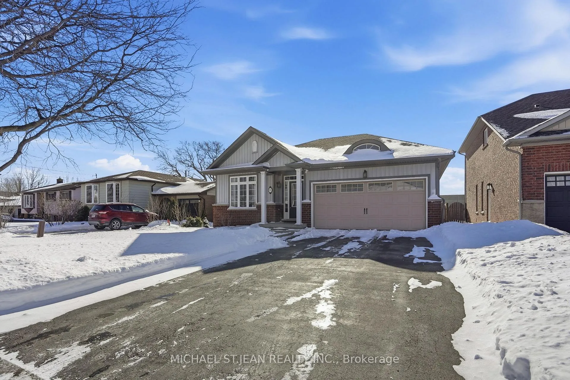 Photo 2 of 11 Sidare Court, Grimsby, Grimsby Beach — HOMEH