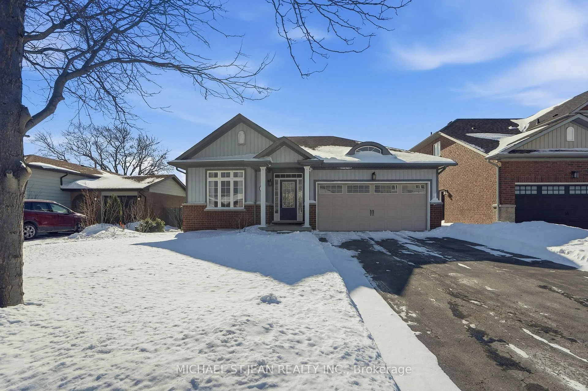 Photo 3 of 11 Sidare Court, Grimsby, Grimsby Beach — HOMEH
