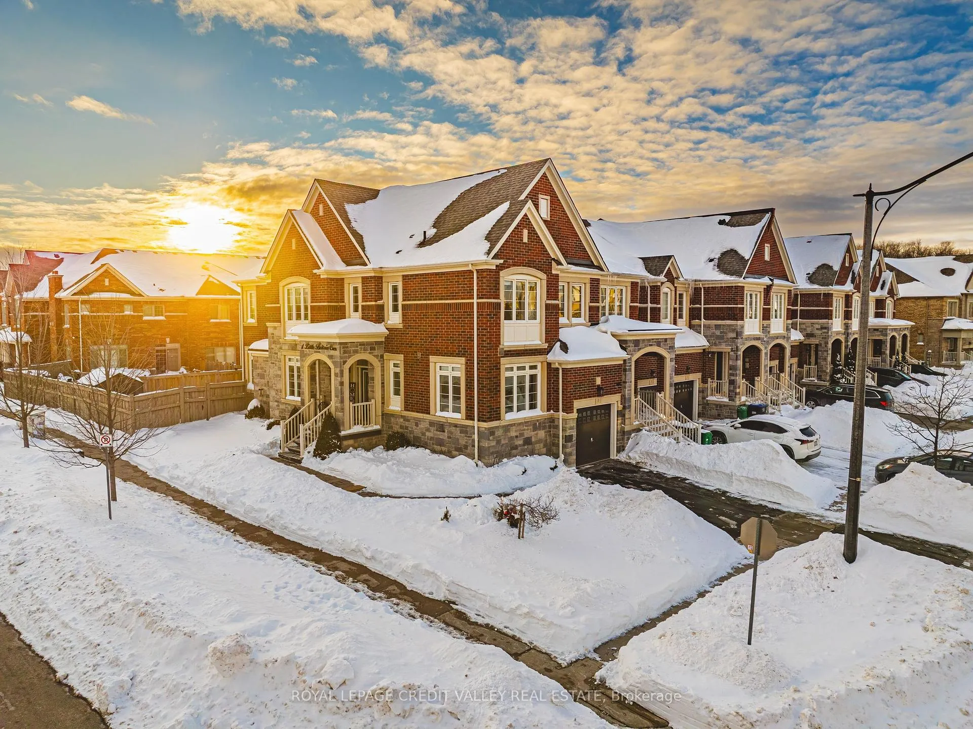 Photo 3 of 1 Little Britain Crescent, Brampton, Bram West — HOMEH