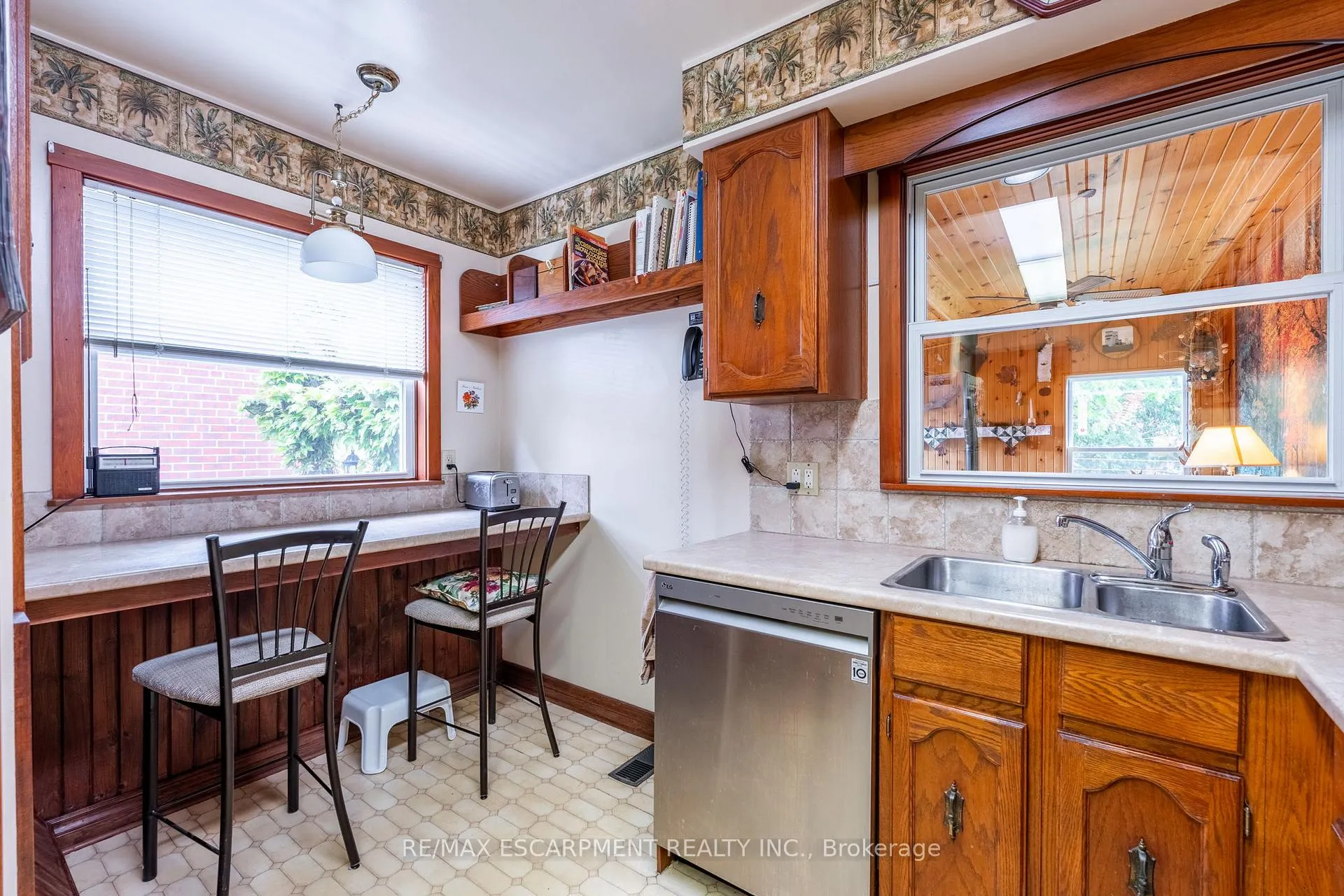 Photo 12 of 35 Kemp Drive, Hamilton, Dundas — HOMEH