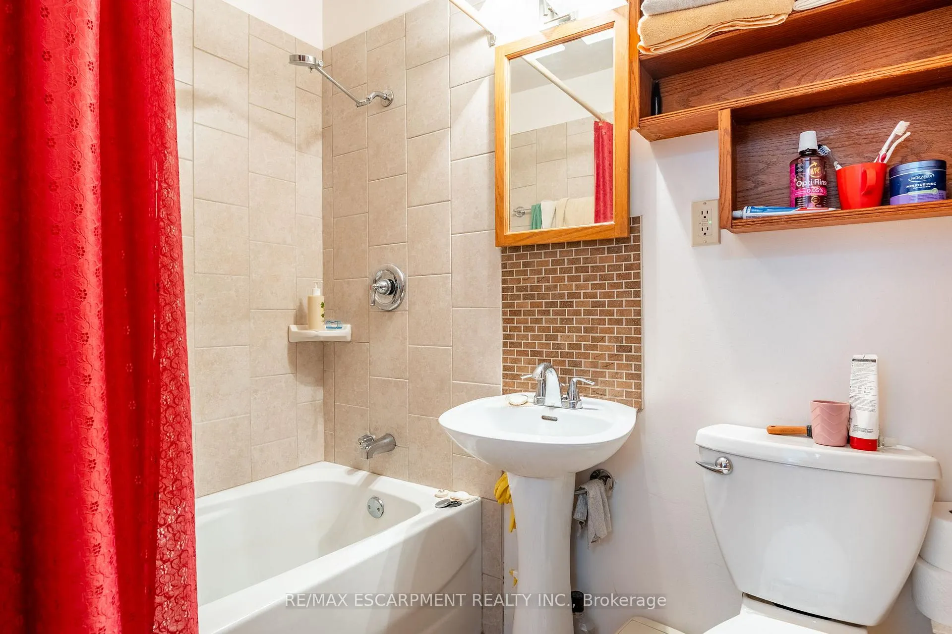 Photo 14 of 35 Kemp Drive, Hamilton, Dundas — HOMEH