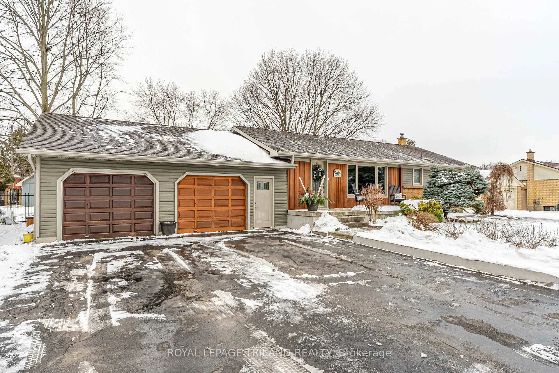 Front of 231 Thames Crescent