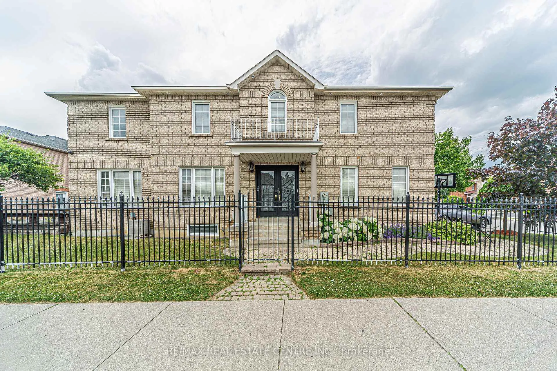 Photo 1 of 92 Oaklea Boulevard, Brampton, Fletcher's Creek South — HOMEH