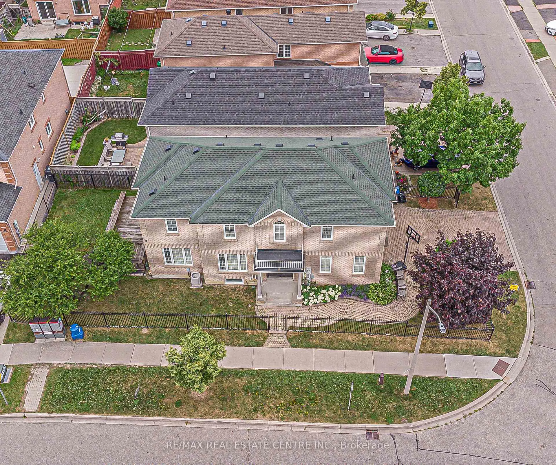 Photo 2 of 92 Oaklea Boulevard, Brampton, Fletcher's Creek South — HOMEH