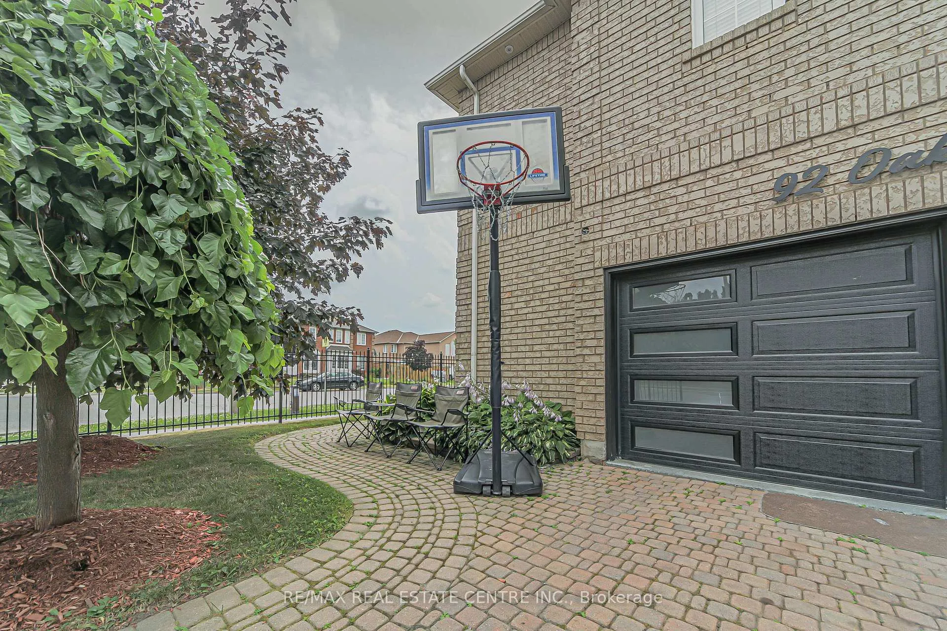 Photo 5 of 92 Oaklea Boulevard, Brampton, Fletcher's Creek South — HOMEH