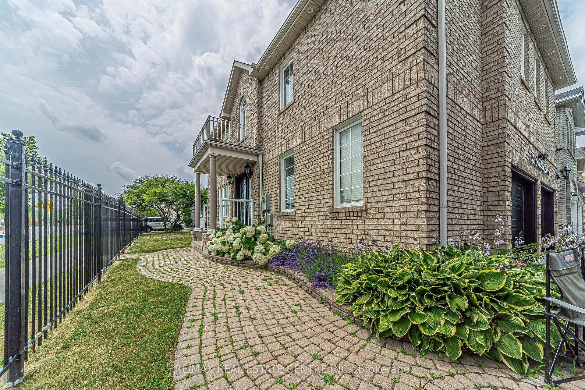 Photo 6 of 92 Oaklea Boulevard, Brampton, Fletcher's Creek South — HOMEH