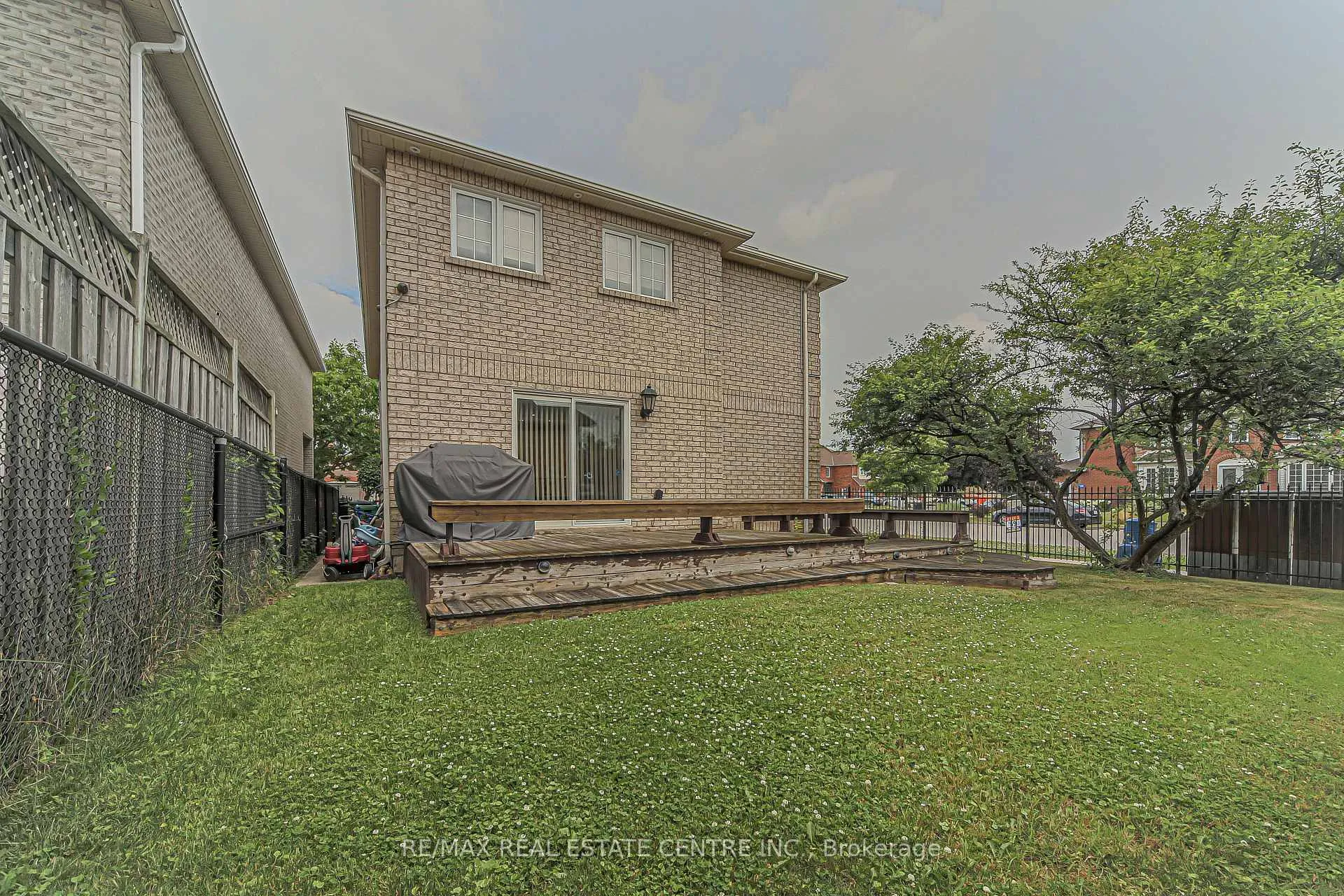 Photo 7 of 92 Oaklea Boulevard, Brampton, Fletcher's Creek South — HOMEH