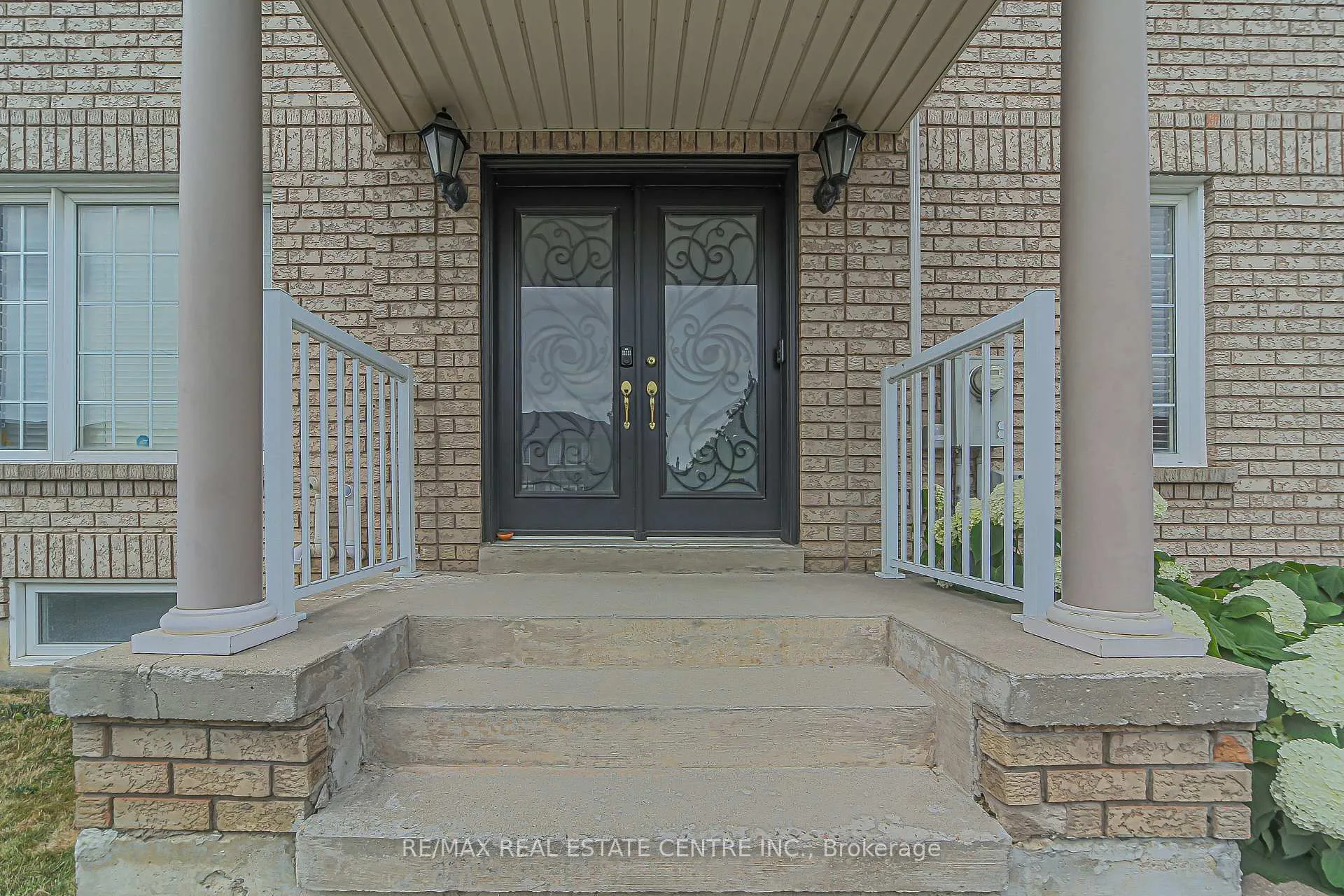 Photo 8 of 92 Oaklea Boulevard, Brampton, Fletcher's Creek South — HOMEH
