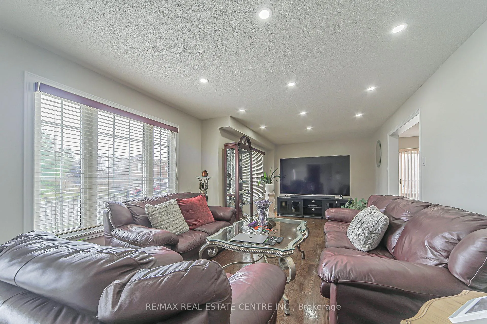 Photo 10 of 92 Oaklea Boulevard, Brampton, Fletcher's Creek South — HOMEH