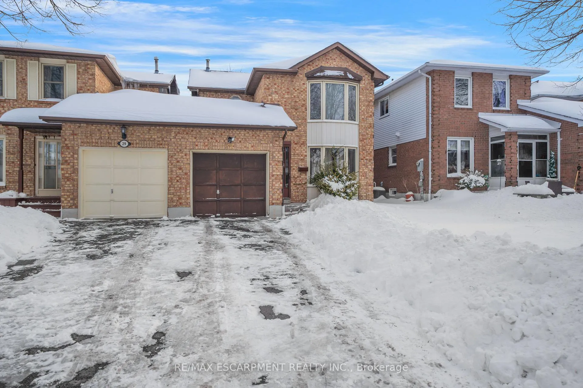 Photo 2 of 31 Hewitt Crescent, Ajax, South East — HOMEH