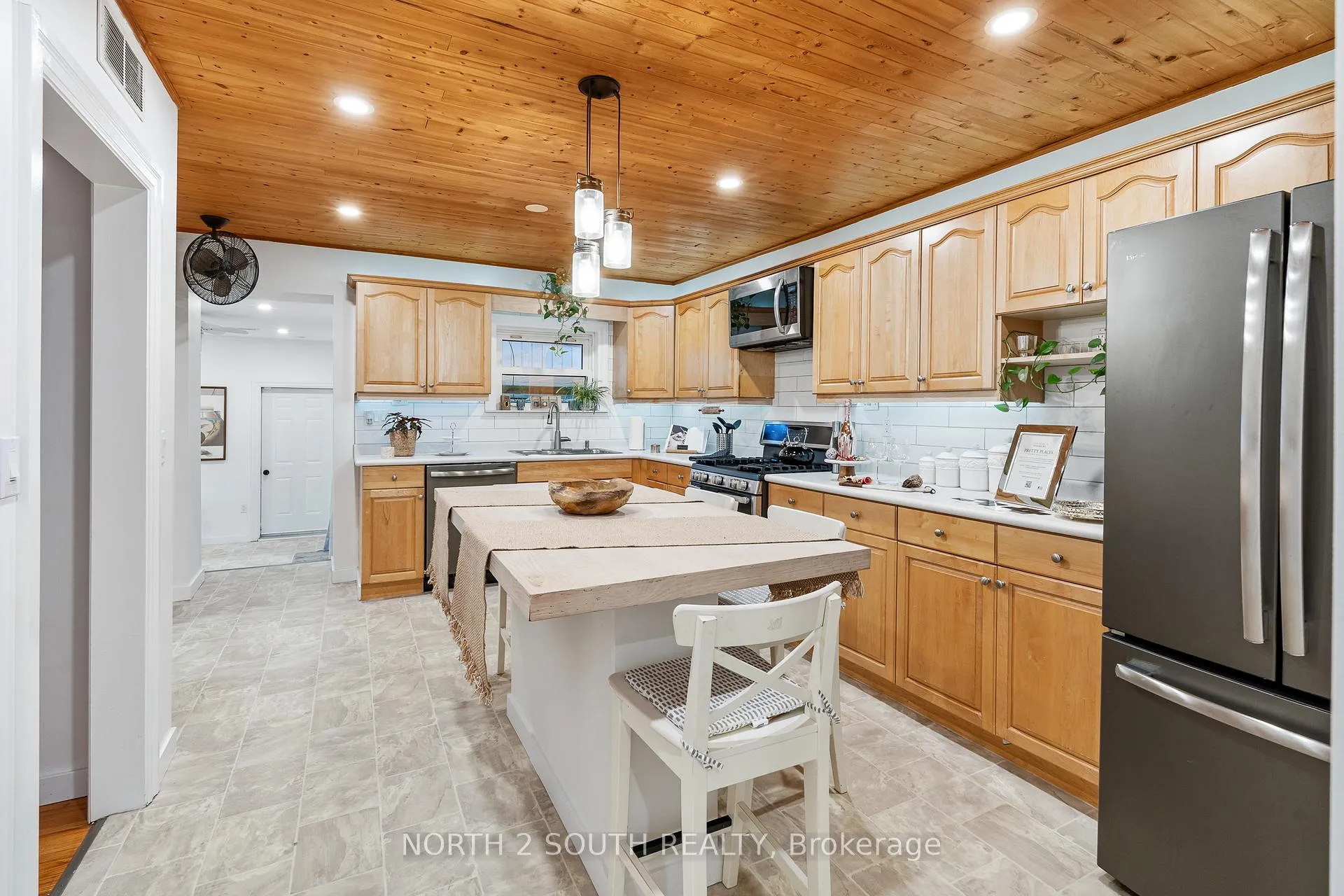 Photo 12 of 1604 Buckingham Drive, Windsor — HOMEH