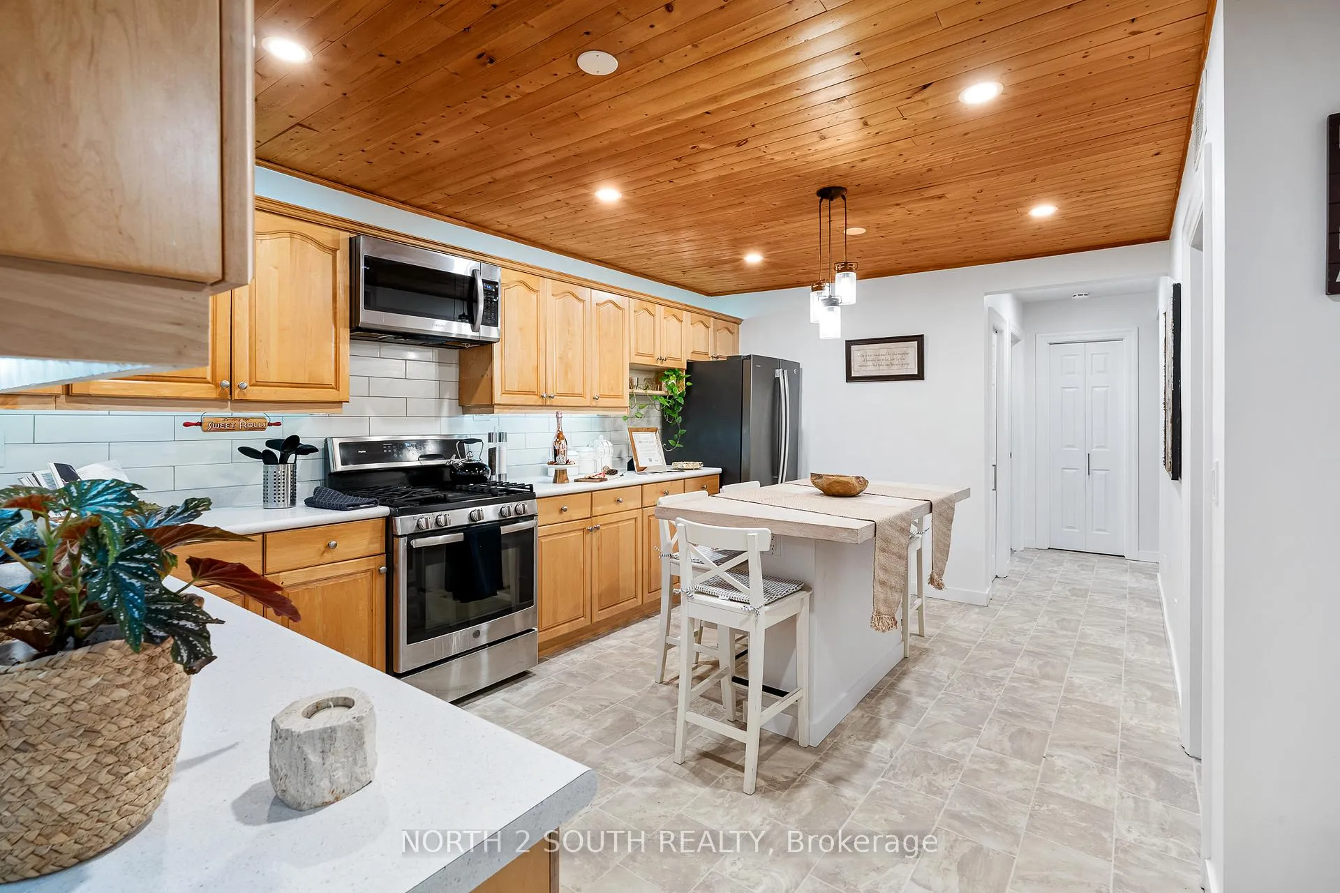 Photo 13 of 1604 Buckingham Drive, Windsor — HOMEH