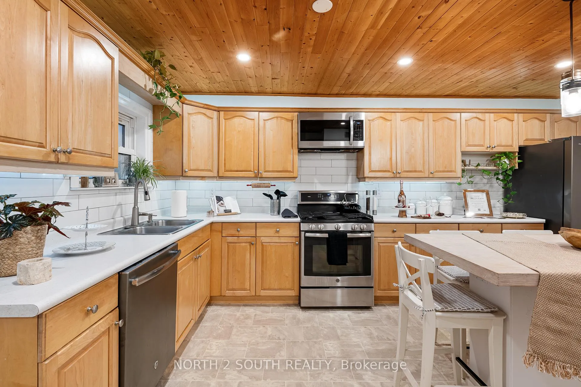 Photo 14 of 1604 Buckingham Drive, Windsor — HOMEH