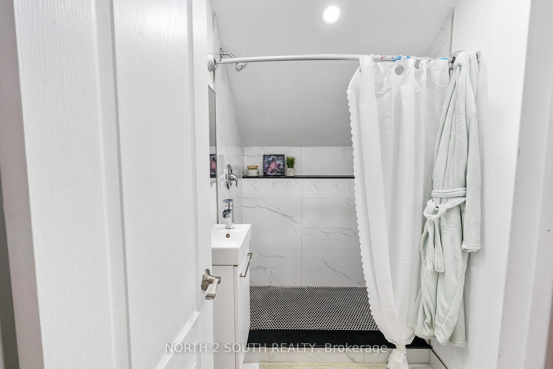 Photo 23 of 1604 Buckingham Drive, Windsor — HOMEH