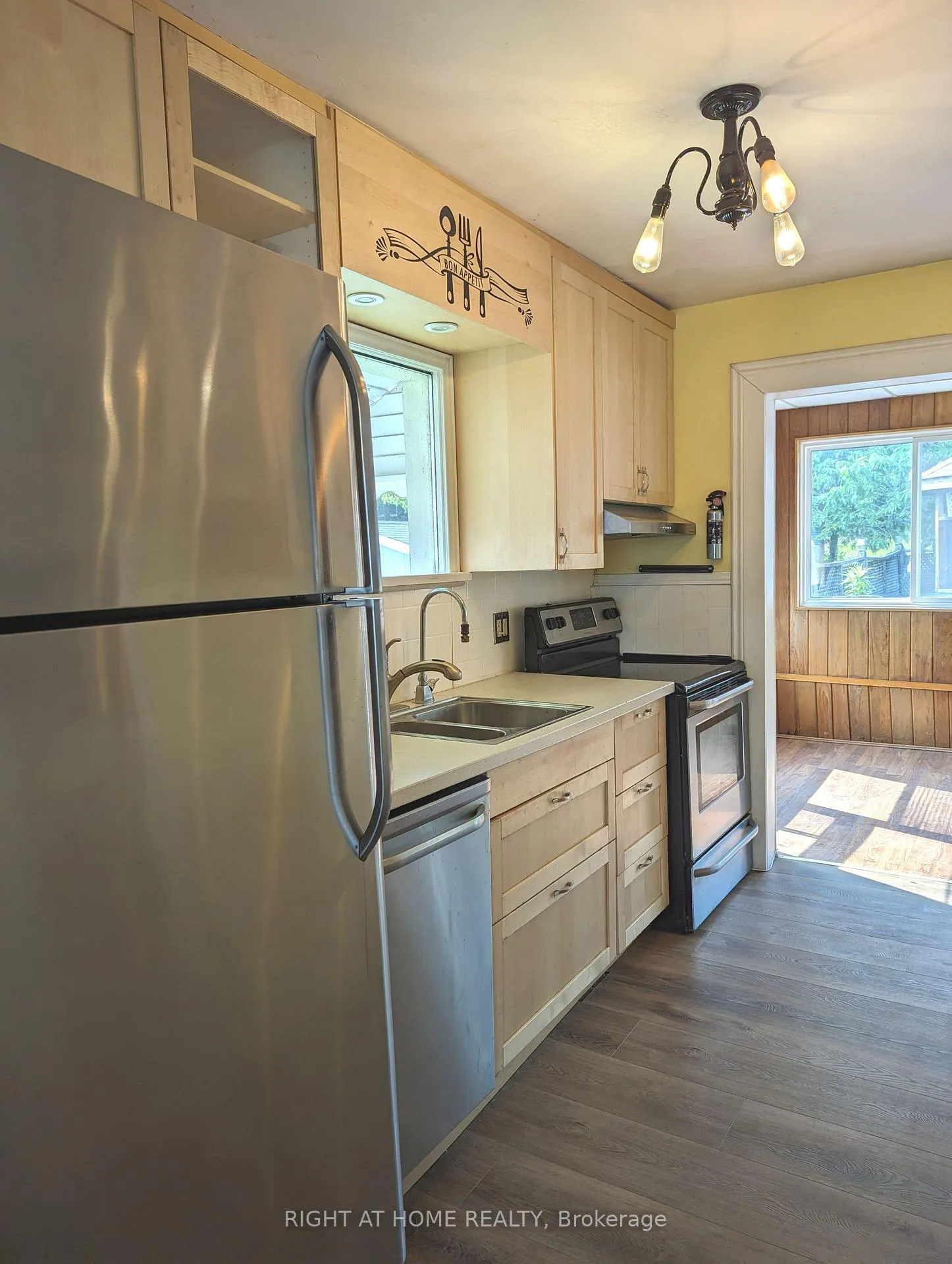 Photo 8 of 388 Edgehill Drive, Barrie, 400 West — HOMEH