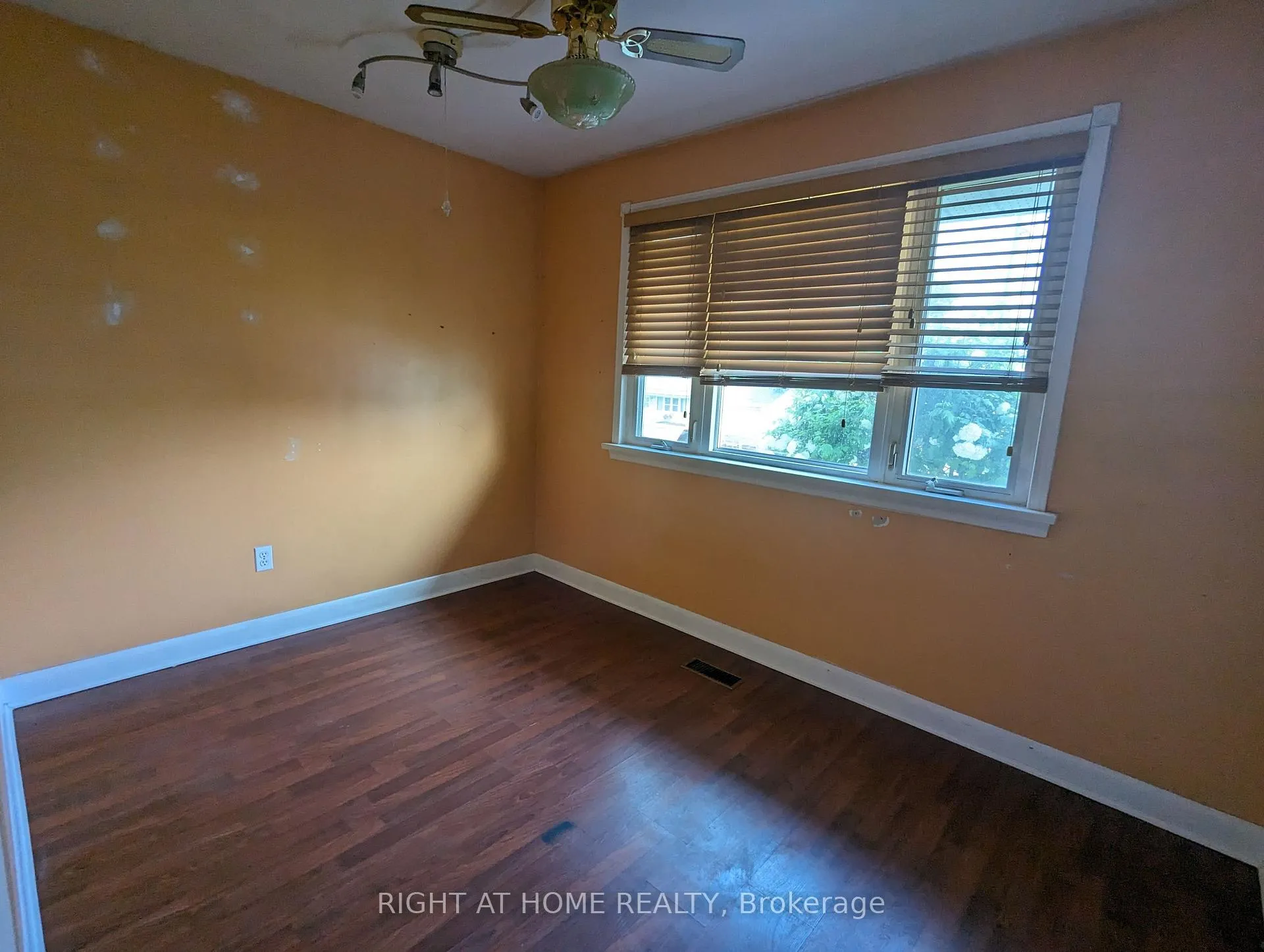 Photo 11 of 388 Edgehill Drive, Barrie, 400 West — HOMEH