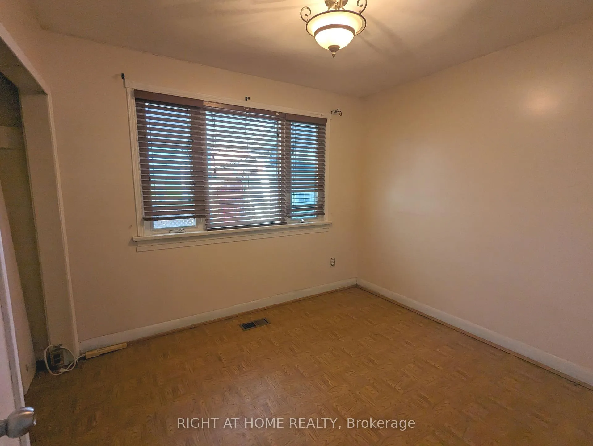 Photo 13 of 388 Edgehill Drive, Barrie, 400 West — HOMEH