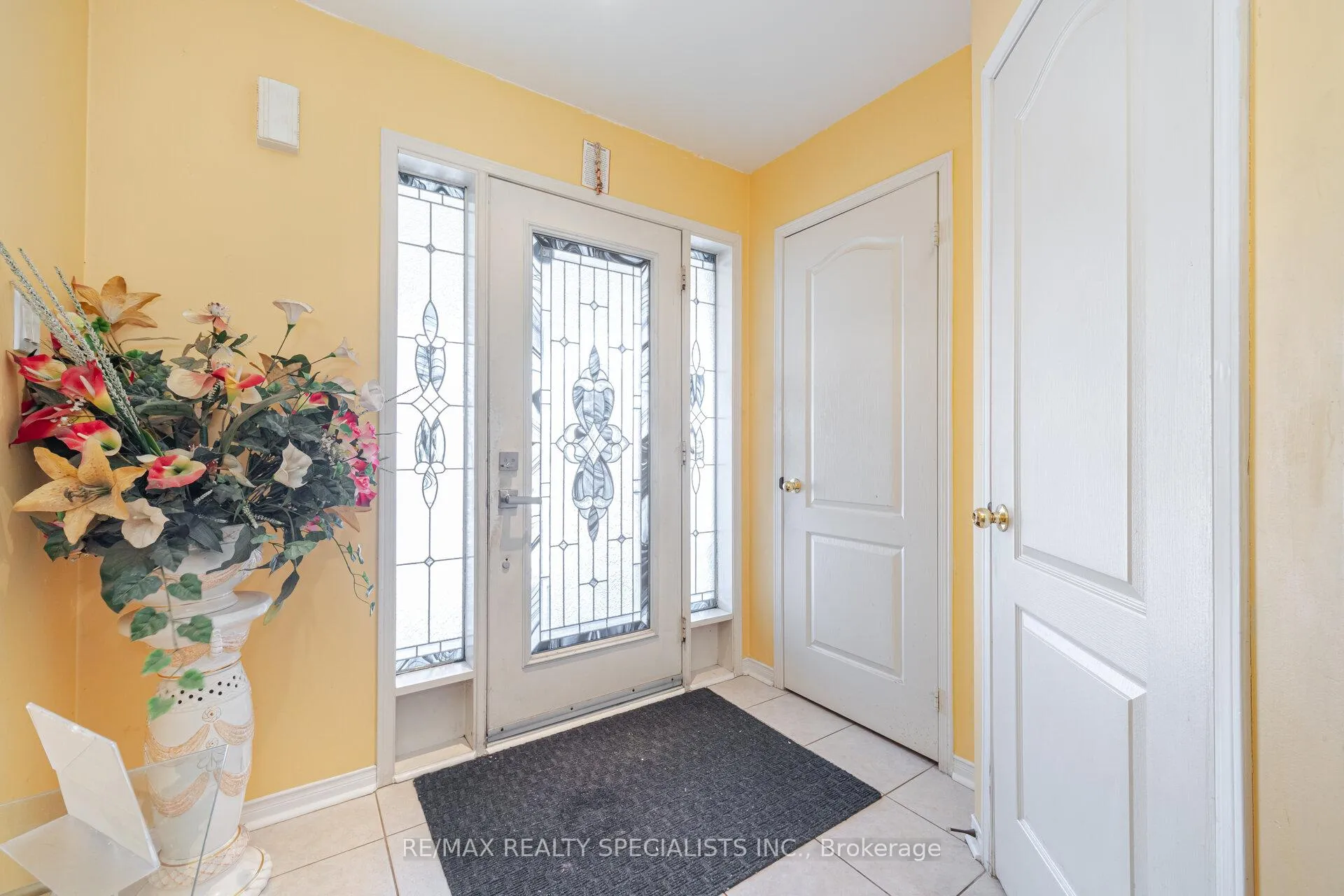 Photo 4 of 59 Mccrimmon Drive, Brampton, Fletcher's Meadow — HOMEH