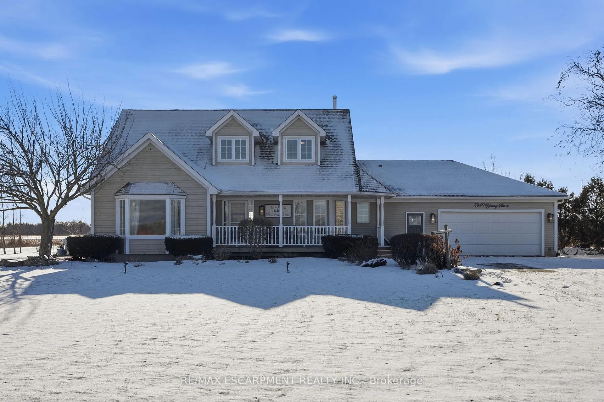 Photo 2 of 5940 Young Street, Grimsby, Grimsby Escarpment — HOMEH