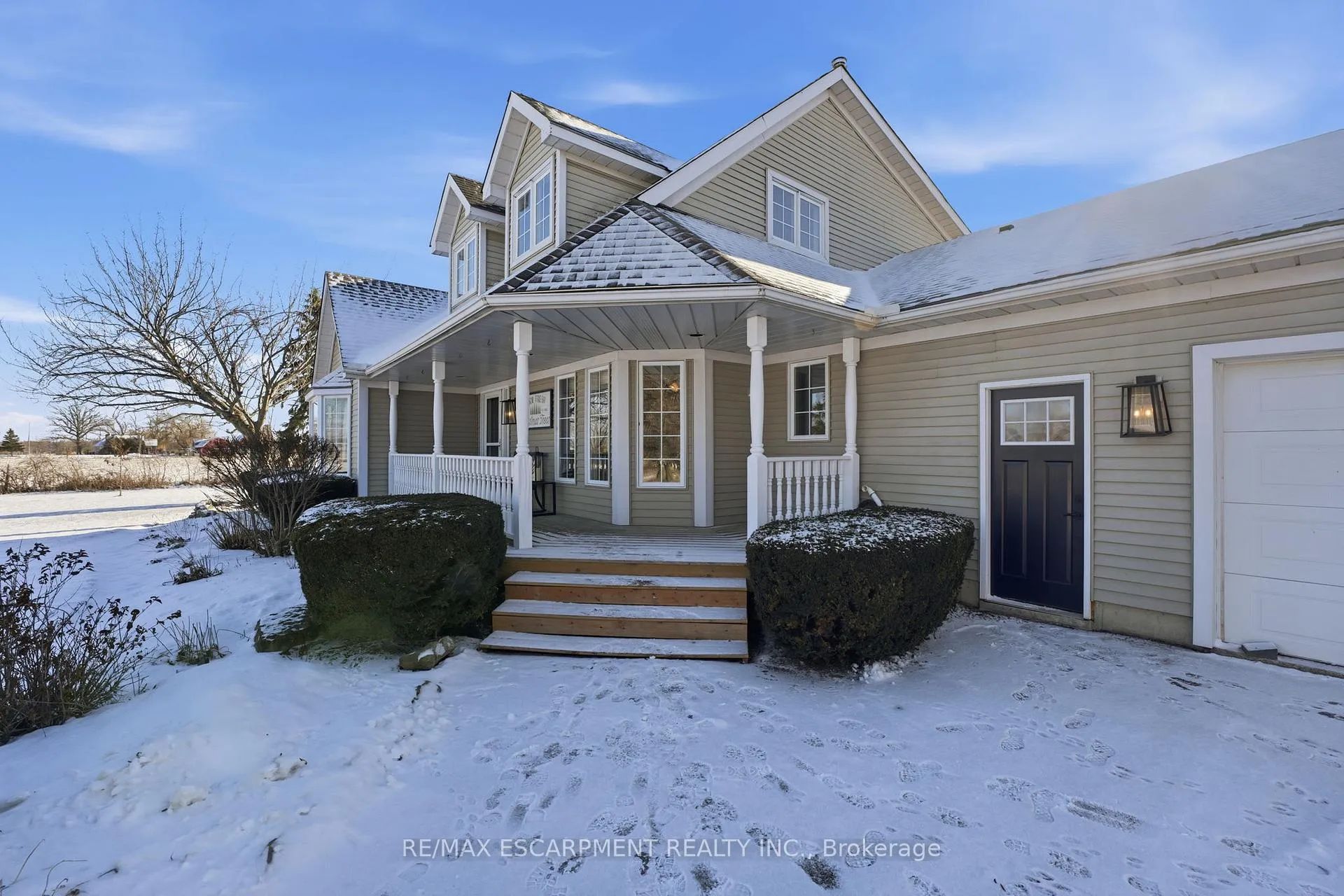 Photo 4 of 5940 Young Street, Grimsby, Grimsby Escarpment — HOMEH