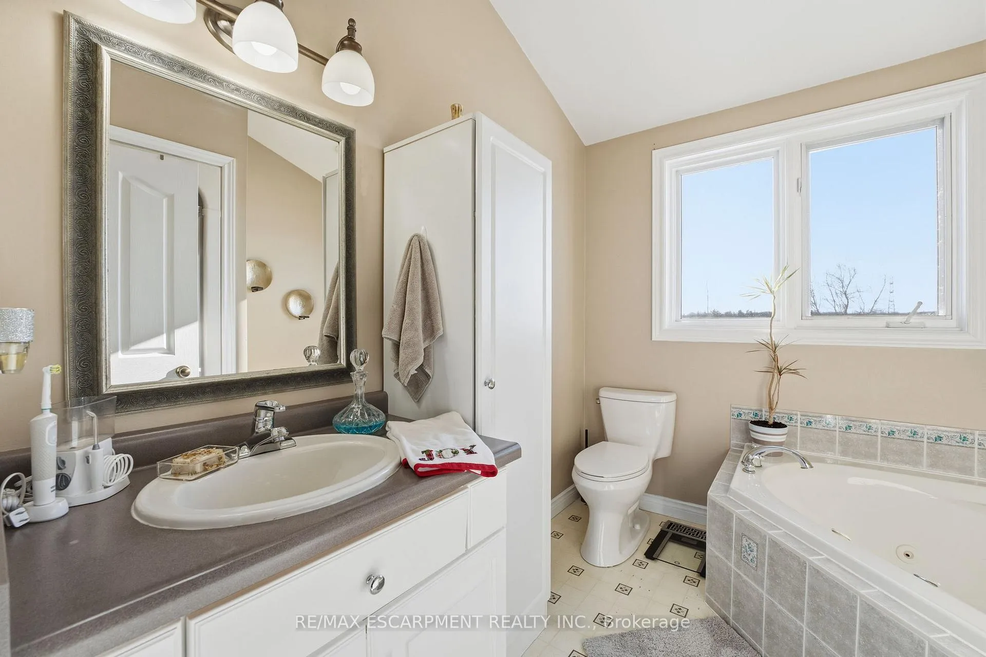 Photo 25 of 5940 Young Street, Grimsby, Grimsby Escarpment — HOMEH