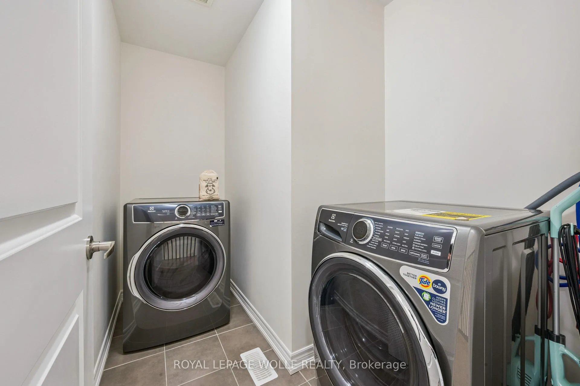 Photo 31 of 14 Roywood Street, Kitchener — HOMEH