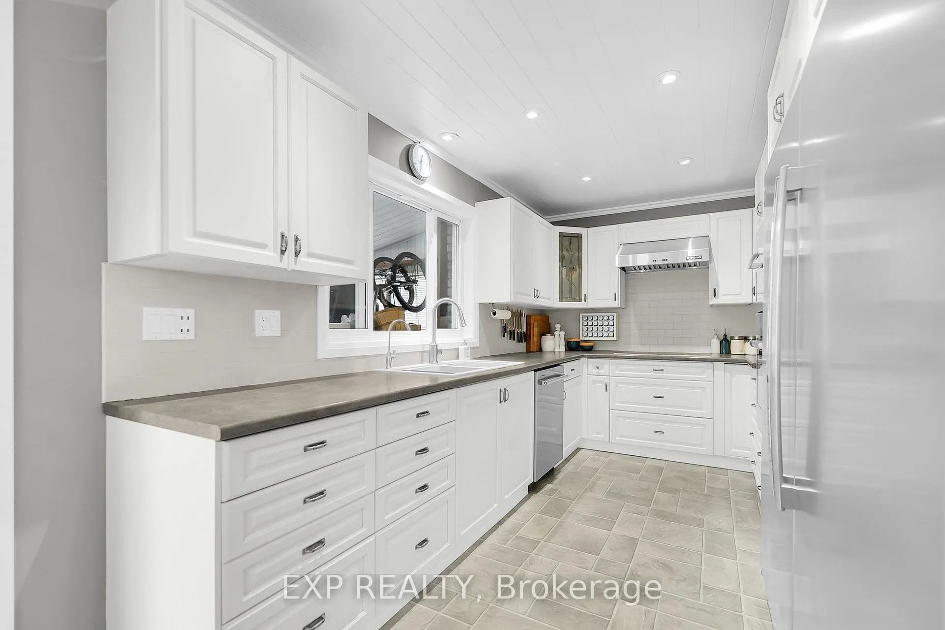Photo 11 of 20 Blue Spruce Court, Kitchener — HOMEH