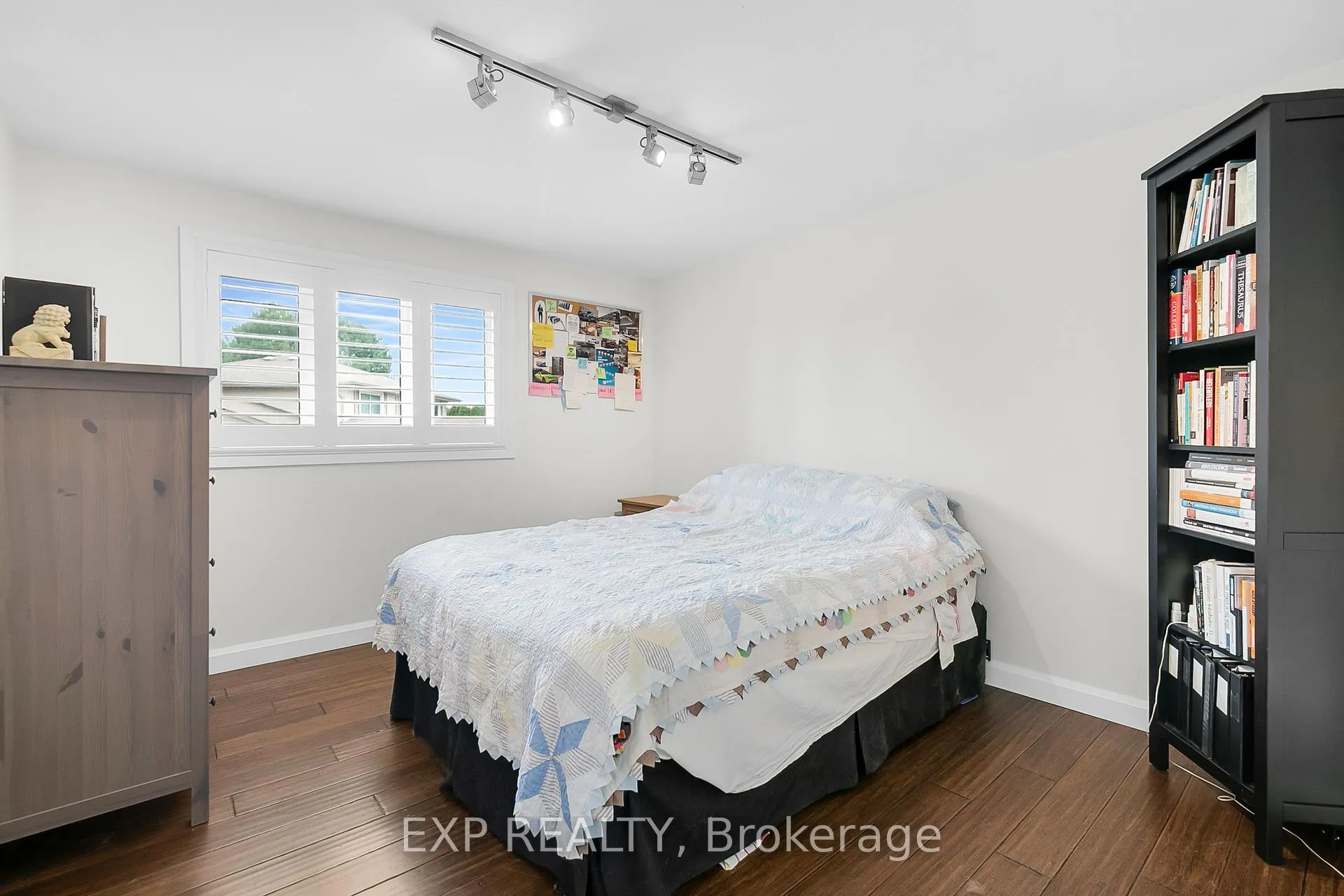 Photo 24 of 20 Blue Spruce Court, Kitchener — HOMEH
