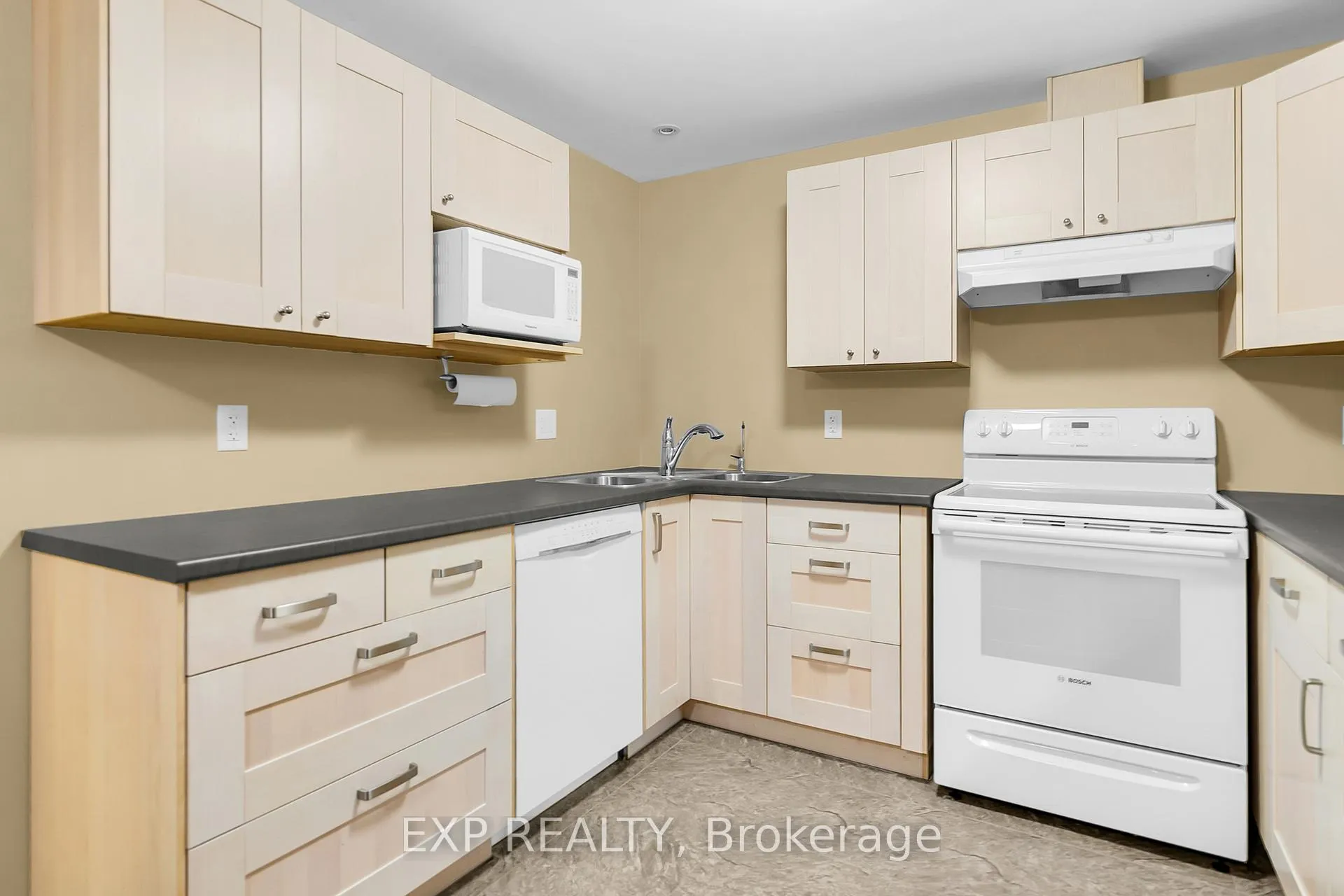 Photo 38 of 20 Blue Spruce Court, Kitchener — HOMEH