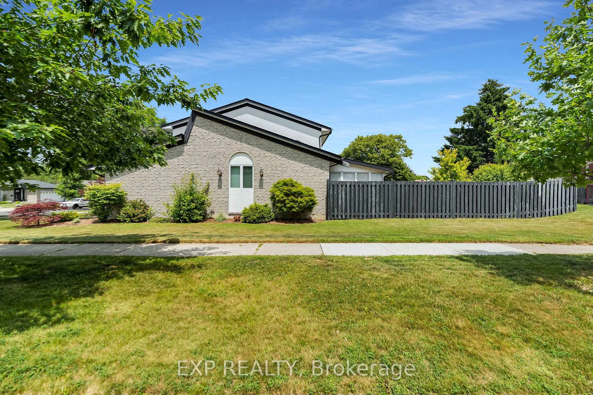 Photo 46 of 20 Blue Spruce Court, Kitchener — HOMEH