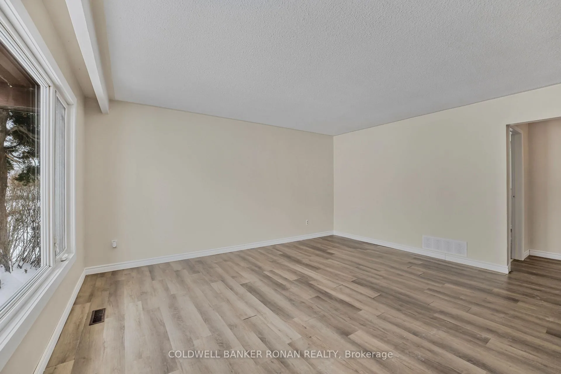 Photo 4 of 227 Tupper Boulevard, New Tecumseth, Alliston — HOMEH