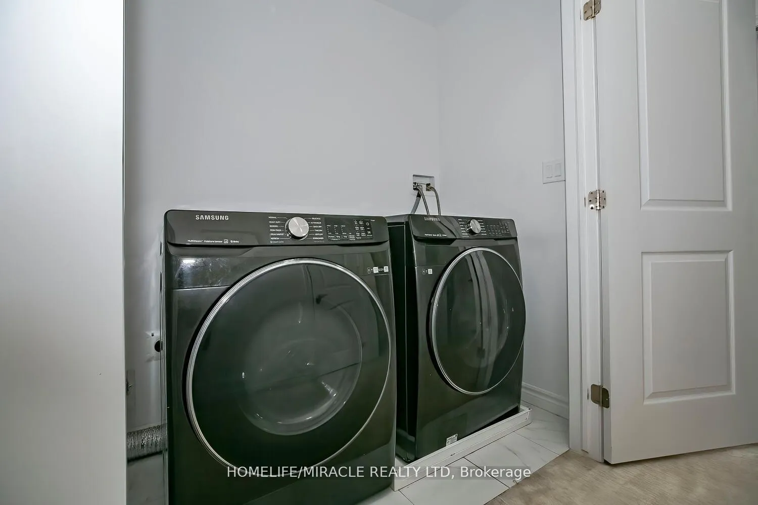 Photo 40 of 4 Whitton Drive, Brantford — HOMEH