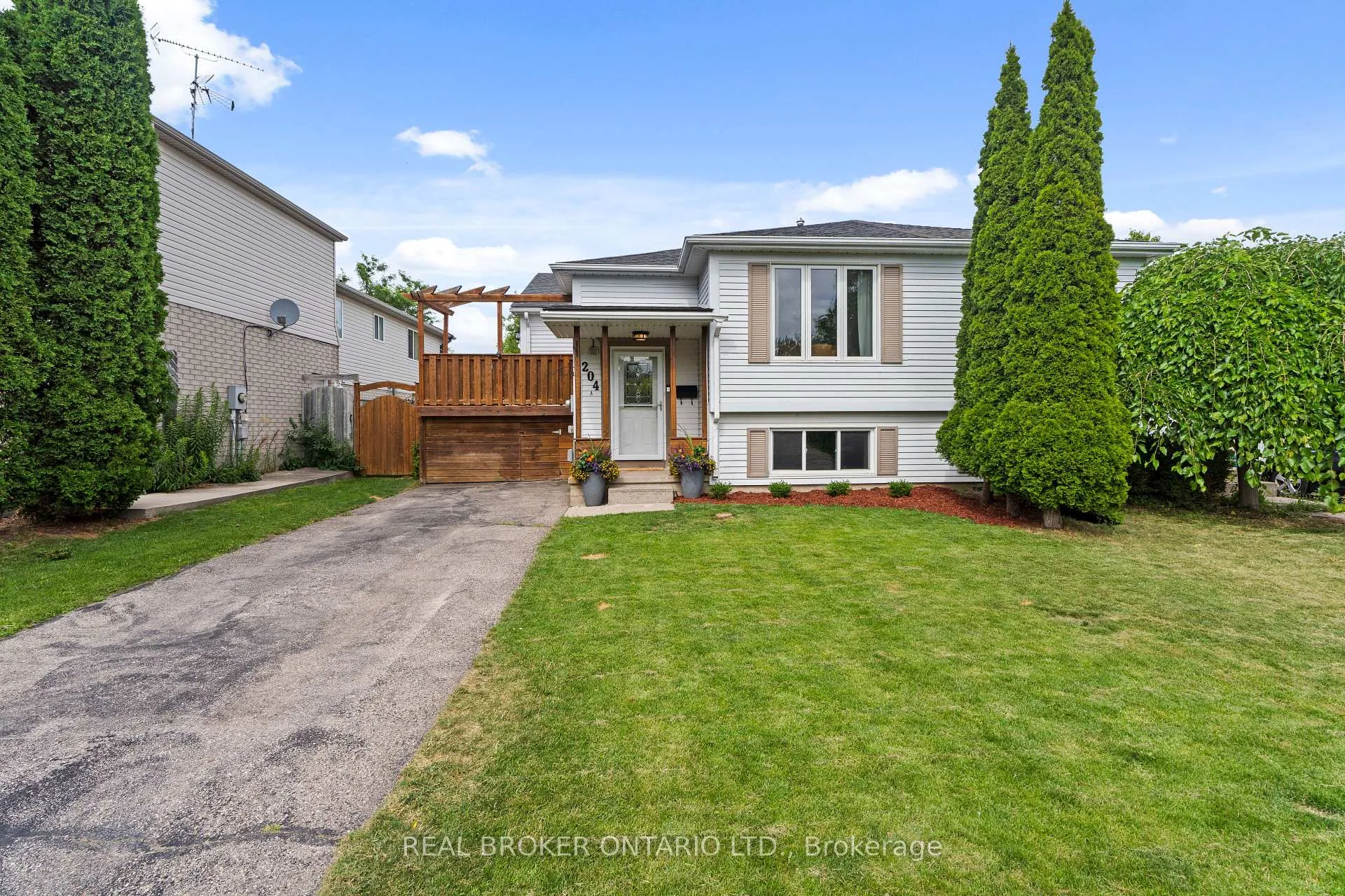 Photo 2 of 204A Springfield Crescent, Waterloo — HOMEH