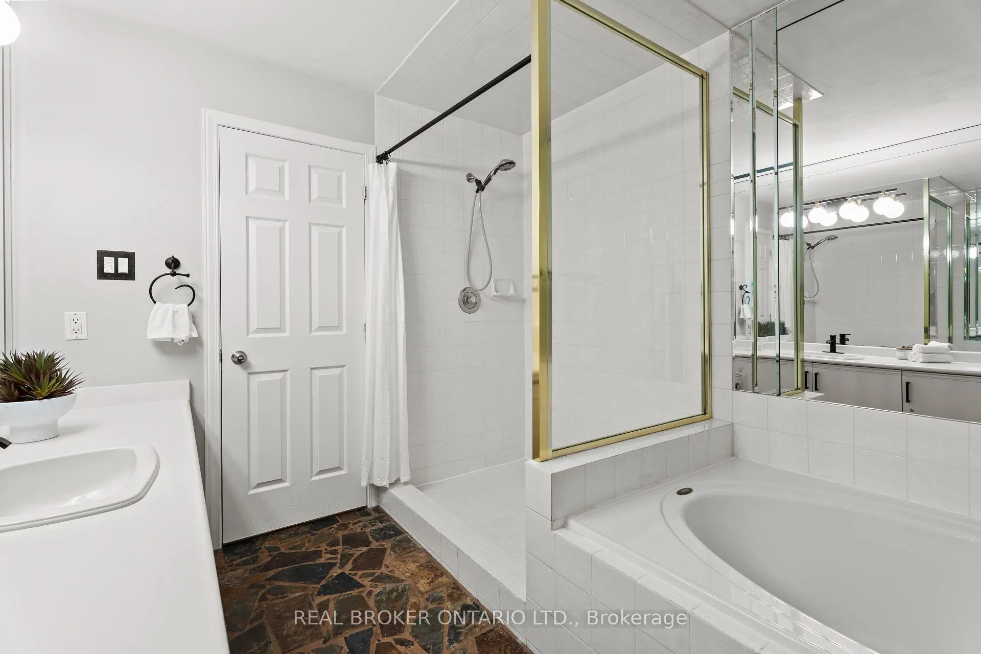 Photo 23 of 204A Springfield Crescent, Waterloo — HOMEH