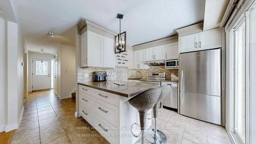 Photo 10 of 25 Sandusky Crescent, Aurora, Aurora Highlands — HOMEH